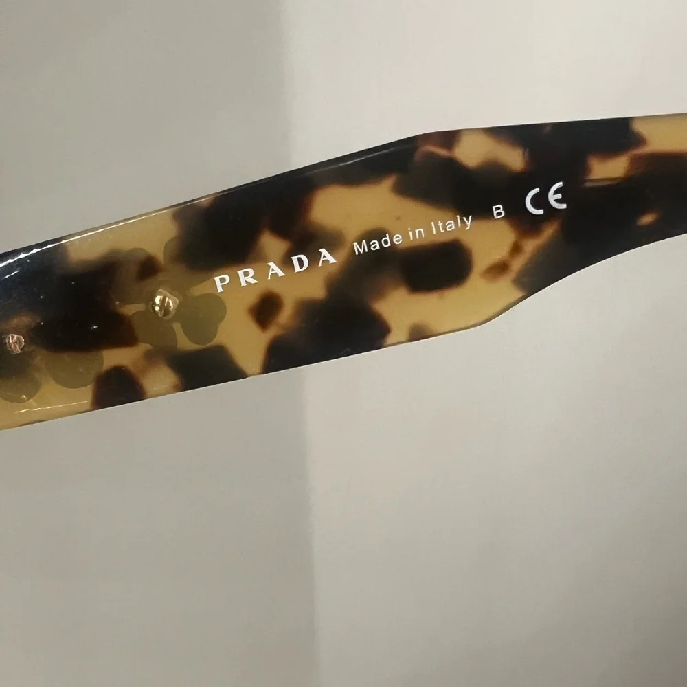 PRADA Tortoise Shell / Grey
Gradient SPR25P Flower Poeme Square LIKE NEW w case - Picture 12 of 14